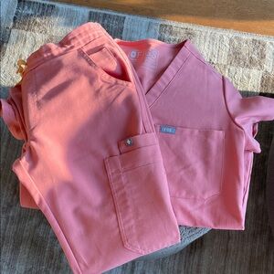 Figs Coral Scrub Ensemble